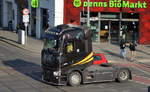 Sven Walter Logistik e.K. aus Berlin mit einer nett gestalteten Renault T-Truck Zugmaschine am 10.03.21 Berlin Adlershof.