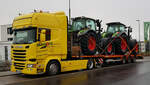 =Fendt Traktoren stehen auf einem Scania-Autotransporter verlastet in der Nähe der Auffahrt zur A 7, 05-2021