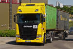 Scania R 420 Hängerzug, mit leeren Containern aufgenommen an einer Weggabelung. 06.2022