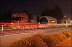 Scania 164G \8/ 580PS bei Nacht. Die roten Streifen kommen leider durch den Autoverkehr;-(( Aber ich hoffe es gefllt dennoch. (01.10.2008)