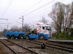 Scania mit Flachauflieger berquert den Bahnbergang bei KM39.7 bei Bruck/Leitha; 081112