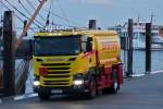  Am frhen morgen des 09.10.2014 beliefert dieser Scania R 450 ein Schiff mit Treibstoff im Hafen von Norddeich.