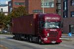 Scania Sattelzug von B&H Logistik mit Containerauflieger fhrt mit in Bremerhaven vor die Linse.
