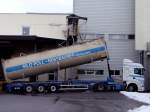 SCANIA mit Tankcontainer wird mit Milchpulver beladen;101220