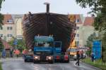 Schwertransport mit einem MB ACTROS 4153 auf dem Weg mit dem Nachbau einer Kogge von Torgelow nach Ueckermünde. - 31.08.2014