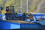 Eine Terminalzugmaschine von Terberg fährt gerade auf ein Fahrzeugfährschiff. (Travemünde, Mai 2023)