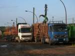 Noch bis zum Einbruch der Dunkelheit lieferten Diese beiden polnischen VOLVO Holztransporter Holz zur Verladung,am 30.Juli 2013,zum Bahnhof Bergen/Rgen wo das Holz gleich verladen wurde.