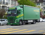 Volvo mit Pritschenaufbau unterwegs in der Stadt Solothurn am 19.04.2023