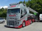 =Volvo-Sattelzugmaschine von KNIPPING Transporte mit Grünig-Auflieger steht im Juli 2020 in Eichenzell