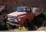 Old and Rusty: 1958er International A160 zu finden bei der groen Fahrzeugsammlung der 'Gold King Mine' in Jerome, Arizona / USA.