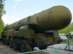 Das mobile ballistische Mittelstreckenraketensystem RSD-10 Pioner 15Ж45 (SS-20 Sabre) auf einem geländegängigen MAZ-547-LKW im Zentralmuseum der russischen Streitkräfte (Moskau, Mai 2016)