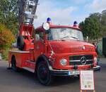 =MB L 710 DL 18 der Oldtimerabteilung der Feuerwehr Marburg war Gast beim Tag der offenen Tür im Polizei-Oldtimer-Museum Marburg, Oktober 2023. Das Fahrzeug ist Baujahr 1965, hat 100 PS von einem 6 Zyl.-Dieselmotor mit 5638 ccm. 1996 wurde das ausgestellte Fahrzeug außer Dienst gestellt.