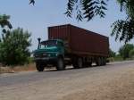 Ein MB Sattelzug mit Container bei Moundou (Chad) am 14/04/2013.