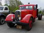 Restaurierter Renault LKW aus den 1930er Jahren stand etwas Abseits vom Sammelplatz zur Rundfahrt Vintage Fuussekaul. 05.2023