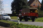 Währendessen die Feuerwehr auf der Rückfahrt ist muss  Leonie  , des Fotografen SEAT Leon TGI kurz warten, da der Dampfzug der Döllnitzbahn gerade in Nebitzschen startet und abgelichtet werden soll. 
TGI = Erdgasantrieb.  17.04.2022  13:36 Uhr. 