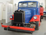 Ein 1943 gebauter Tatra 27 mit Holzvergaser ist Teil der Ausstellung im Hugo Junkers Museum Dessau. (März 2016)