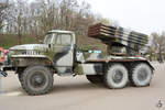 Dieser auf einem Ural-4320-LKW montierte Raketenwerfer 9K55 BM-21 Grad stammt aus dem Ost-Ukraine-Konflikt. (Kiev, April 2016)