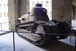 In den Kolonnaden rings um den Ehrenhof des Invalidendoms in Paris ist auch dieser Panzer Renault FT 17 von 1917 ausgestellt. Mit seinem Gewicht von 7000 kg und seinen 35 PS erreicht er eine Hchstgeschwindigkeit von 7,5 km/h.