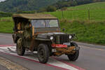 Lustige Ausfahrt mit einem Oldtimer Militär Jeep.