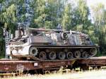 Bergepanzer des Panzergrenadierbataillon-13 manvriert seine 48 Tonnen Zentimetergenau von Waggon zu Waggon; 130726