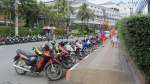 Dieses Foto besttigt, dass sich der Thailnder am liebsten per Moped fortbewegt. Die Aufnahme entstand am 2.1.2012 in Phuket.