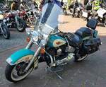 =Harley Davidson steht abfahrbereit zur geführten Tour am Konrad- Zuse-Hotel in Hünfeld, 06-2023 