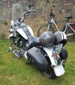 =Harley Davidson, steht auf einer Abstellfläche für Zweiradbesucher bei den Fladungen Classics im Juli 2023