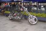 Diesen Chopper habe ich am 17.07.2009 auf den Champs-Elyses in Paris geparkt gesehen. Eine Harley Davidson ?????