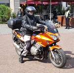 =Honda CBF 1000 steht abfahrbereit zur geführten Tour vom Konrad-Zuse-Hotel in Hünfeld, 07-2023