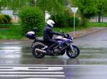 HONDA-Motorrad der Österr.Polizei eskortiert bei strömenden Regen einen Festumzug; 140422