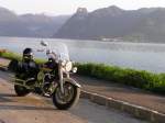 Mit meinem Motorrad Yamaha Dragstar 1100 Classic am Traunsee (Obersterreich) unterwegs. Im Hintergrund sieht man Traunkirchen.