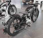 =DKW RT 125 W, Bj. 1950, 4,75 PS, 123 ccm, ausgestellt im Audi-Museum Ingolstadt, 04-2019. In der Zeit von 1949 - 1952 wurden 65700 Exemplare dieses Motorrades gefertigt. Der Preis betrug 990 DM.