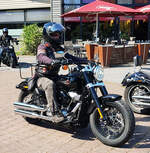 =Harley Davidson steht abfahrbereit zur geführten Tour am Konrad-Zuse-Hotel in Hünfeld, 06-2023