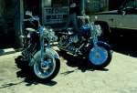 1997 fand ich diese beiden Harleys irgendwo im Westen der USA am Strassenrand abgestellt - Dia digitalisiert