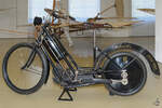 Das erste serienmäßig produzierte Motorrad der Welt aus dem Jahre 1894 von Hildebrandt & Wolfmüller ist Teil der Ausstellung in der Flugwerft Schleißheim.