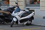 Motorroller Honda PCX stand am Straenrand in Wien. 06.2023 