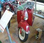 Puch 125 RLA Motorroller aus dem Jahr 1955. Produziert wurde dieser Motorroller in verschiedenen Ausstattungen von 1955 bis 1957. Von diesem Modell konnten die Grazer Puch-Werke 11.715 Stück absetzen. Der Einzylinderzweitaktmotor hat einen Hubraum von 121 cm³ und leistet 5 PS. Diese Motorleistung verhilft dem Roller zu einer Höchstgeschwindigkeit von 75 km/h. Das Modell 125 RLA war nur in den Farbtönen rot (Foto) oder grün lieferbar. Historama Ferlach/Kärnten am 16.08.2023.