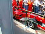 Ein Ferrari F2005 beim GP von Ungarn 2005 in Budapest. Der Fahrer ist an der Startnummer 1 nicht schwer zu erraten: Michael Schumacher.