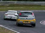 Dieses Foto zeigt die Klassenvielfalt bei der BFGoodrich Langstreckenmeisterschaft. Während vorne der Porsche 911 davonfährt hält der kleine Opel Corsa tapfer dagegen...mit vollem Einsatz. Der Wagen hebt hinten ein Stück weit ab...das Foto stammt vom 18.08.2007