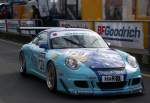 Porsche 911 verlsst die Boxengasse nach einem schnellen Stopp. Das Foto stammt vom 18.08.2007