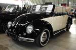 =VW Käfer Ovali, Bj. 1955, stand bei den Retro Classics Stuttgart im März 2017 zum Verkauf