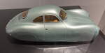 Bei diesem Modell, Typ 64, aus dem Jahre 1939 kann man schon die Grundform erkennen die sich auch heute noch nach 75 Jahren bei einem Porsche erkenne lässt.
