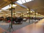 Blick in den Ausstellungssaal des Automobilmuseums in Mlhausen(Mulhouse) im Elsa, ber 400 Fahrzeuge stehen auf ca.