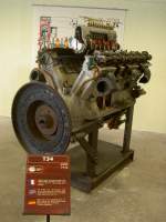 Musee des Blindes Saumur / Loire, Dieselmotor V-2-34-V12 des 
russ. Kampfpanzer T34 mit 500 PS (02.07.2008)