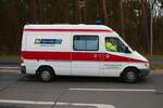 Veritas Ambulanz Mercedes Benz Sprinter KTW am 12.03.23 bei einer Evakuierung in Hanau
