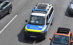 Funkstreifenfahrzeug der Berliner Polizei, ein Mercedes-Benz Vito EWA 2022 auf Einsatzfahrt  am 13.07.23 Berliner Stadtautobahn Höhe Messedamm.
