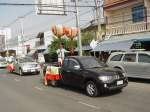 Am 06.12.2008 war in der thailndischen Kleinstadt Lamplaimat ein Umzug anllich eines chinesischen Festes. Mit dabei auch dieser schwarze Mitsubishi Triton Pick-up mit Grokabine.