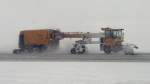 Mehrere Schneeräumer fahren im  Formationsflug  zur Pistenreinigung üebr die Startbahn am Flughafen Helsinki-Vantaa, 4.3.13