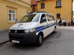 VW-T5 der POLICIJA Zagreb; whrend einer Personenvernehmung im Wageninneren; 130420