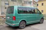 Rückansicht: grüner VW Multivan (Bay Leaf Green heißt die Farbe). Aufnahme: November 2020.